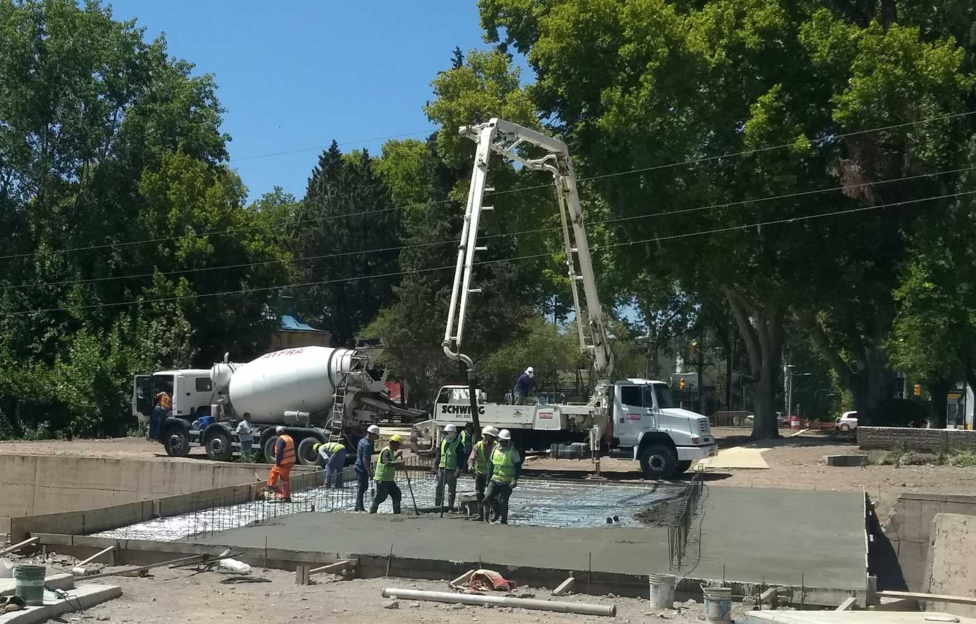 Relleno con hormigón elaborado en un puente de Luján de Cuyo en Mendoza