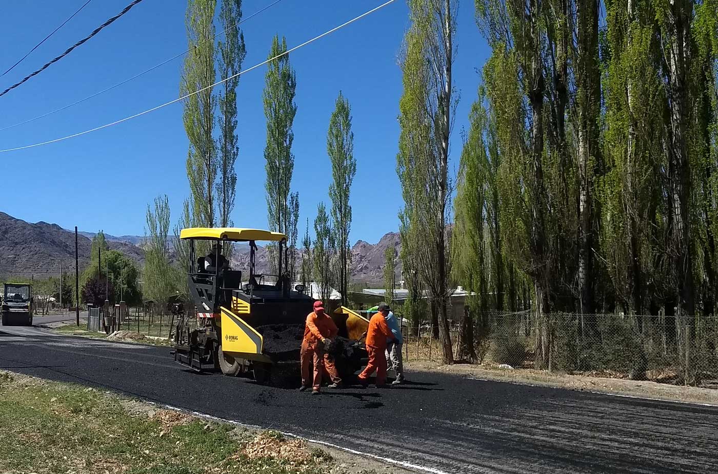 Obreros pavimentando una calle en zona rural